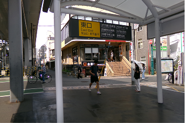 ② 降りきったところが「東口」の地上出口となります