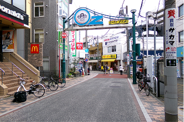 ③東口を出て商店街を直進