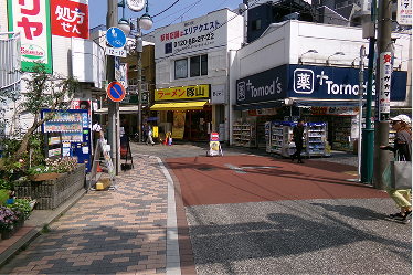 ④トモズの前をそのまま直進します
