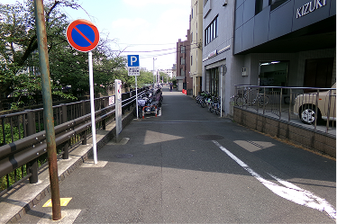 ⑨渋川を左手に見ながら、川沿いの道を直進します