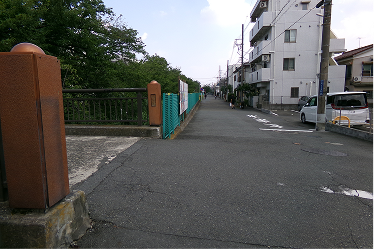 ⑪さらに道路を前進